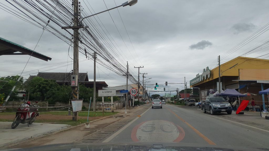 ภาพถนนตรงที่ ร้านตอง5 เบียร์วุ้น ตั้งอยู่ ถ่ายโดย jrcarlsen พ.ศ. 2564 (2021) · A street-level view of where ร้านตอง5 เบียร์วุ้น · Ran Tong5 Beer Wun stands, by jrcarlsen in 2564 (2021)