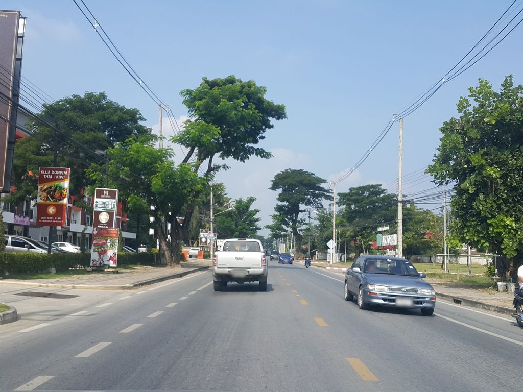 ภาพถนนตรงที่ ทุมกันใหญ่ ตั้งอยู่ ถ่ายโดย jrcarlsen พ.ศ. 2558 (2015) · A street-level view of where ทุมกันใหญ่ · Thumkanyai stands, by jrcarlsen in 2558 (2015)