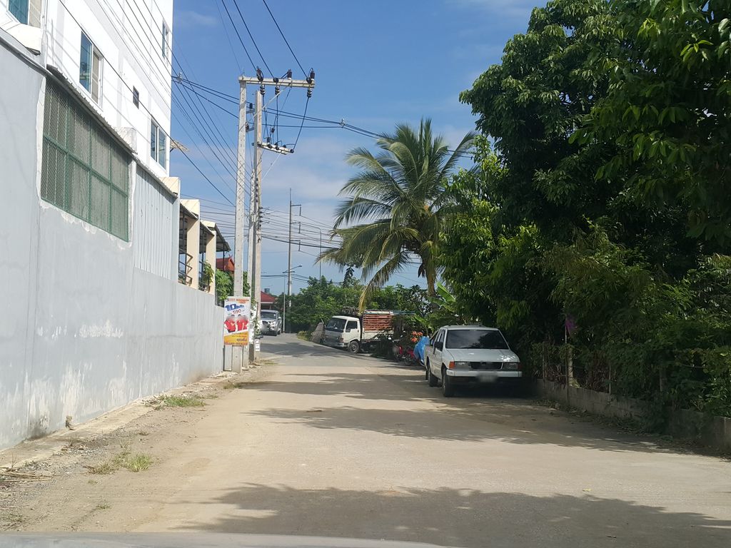 ภาพถนนตรงที่ ถวิลชา Thawin Cha ตั้งอยู่ ถ่ายโดย jrcarlsen พ.ศ. 2558 (2015) · A street-level view of where ถวิลชา Thawin Cha stands, by jrcarlsen in 2558 (2015)