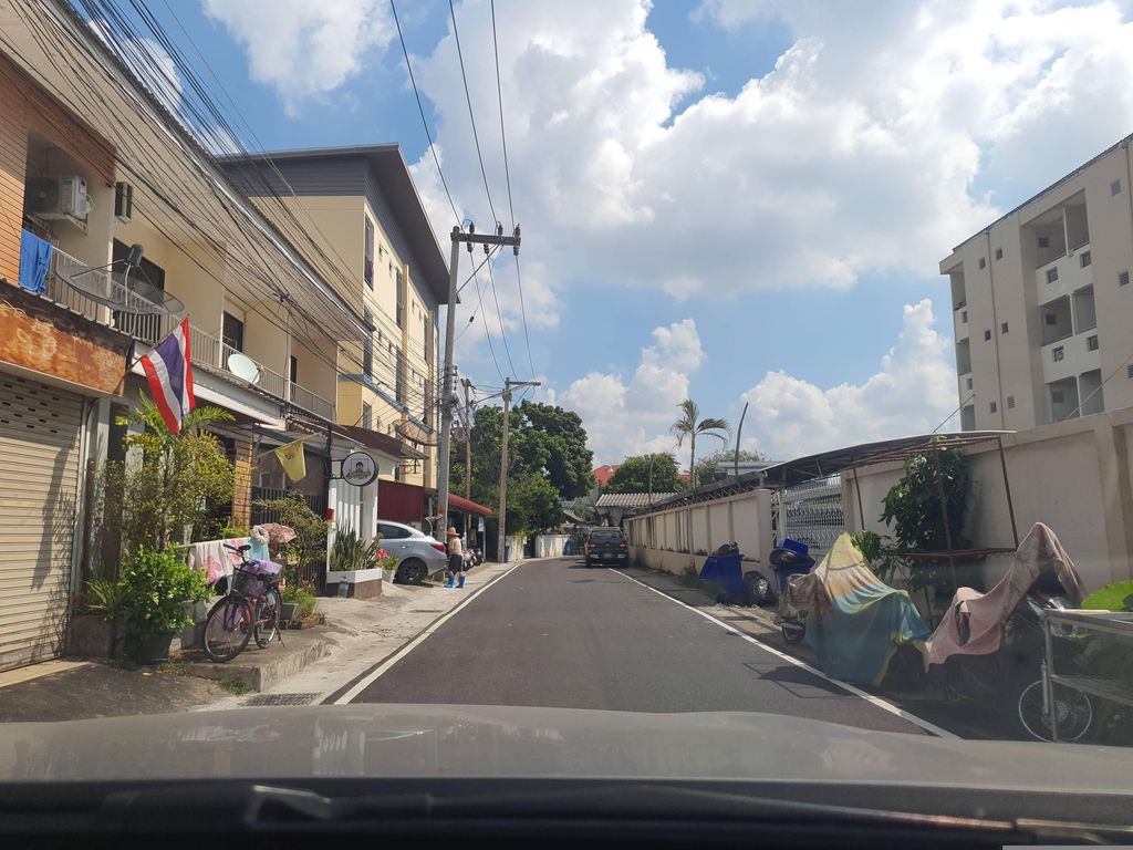 ภาพถนนตรงที่ เหลาหัวcnx สาขา3 ตั้งอยู่ ถ่ายโดย jrcarlsen พ.ศ. 2566 (2023) · A street-level view of where เหลาหัวcnx สาขา3 stands, by jrcarlsen in 2566 (2023)