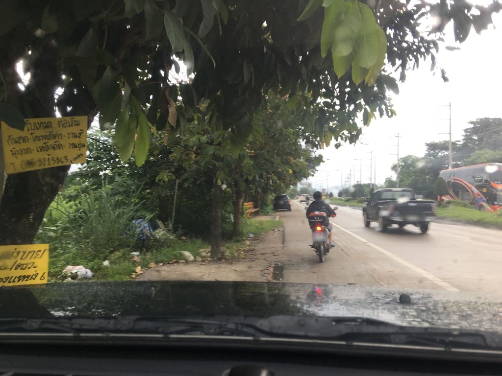 ภาพถนนตรงที่ ลองชา กาแฟสด ตั้งอยู่ ถ่ายโดย wapriz พ.ศ. 2561 (2018) · A street-level view of where ลองชา กาแฟสด · Longcha Kafaetda stands, by wapriz in 2561 (2018)