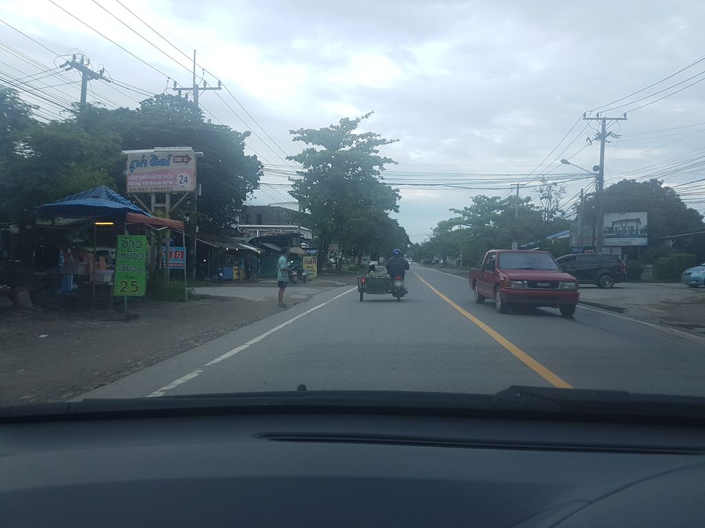 ภาพถนนตรงที่ สเปซ ซีดส์ ตั้งอยู่ ถ่ายโดย ekkarin พ.ศ. 2561 (2018) · A street-level view of where สเปซ ซีดส์ · Space Sit stands, by ekkarin in 2561 (2018)
