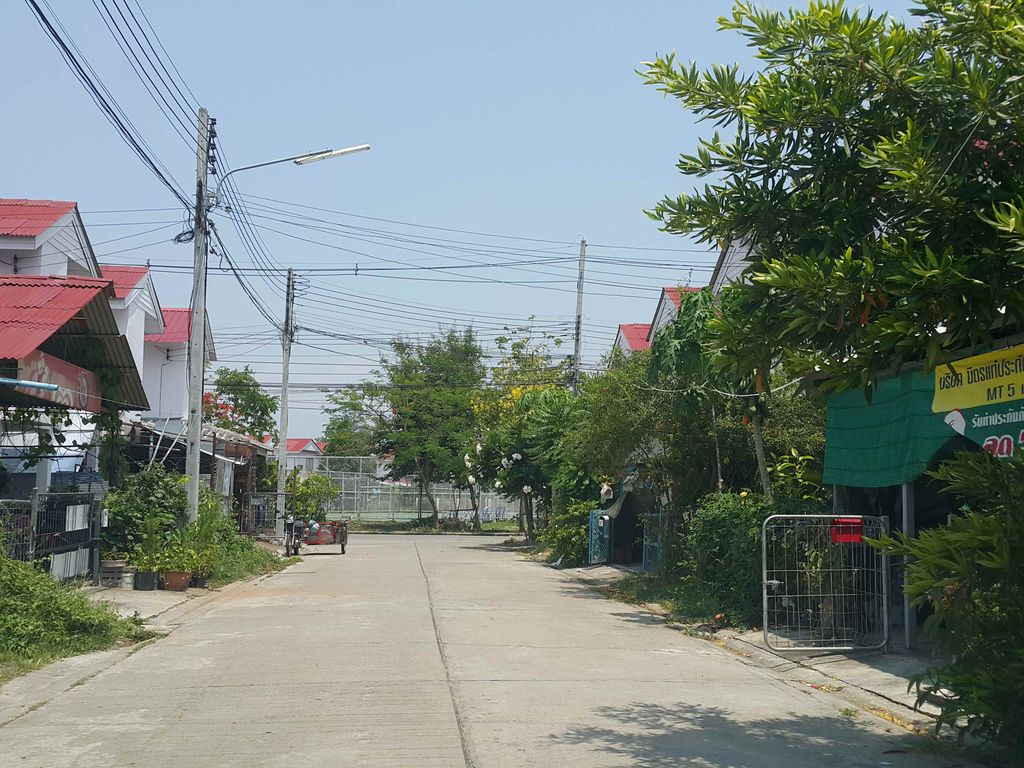 ภาพถนนตรงที่ ก๋วยเตี๋ยวเรือลุงเชื่อม ตั้งอยู่ ถ่ายโดย jrcarlsen พ.ศ. 2558 (2015) · A street-level view of where ก๋วยเตี๋ยวเรือลุงเชื่อม · Kuai Tiaoruea Lung Chueam stands, by jrcarlsen in 2558 (2015)