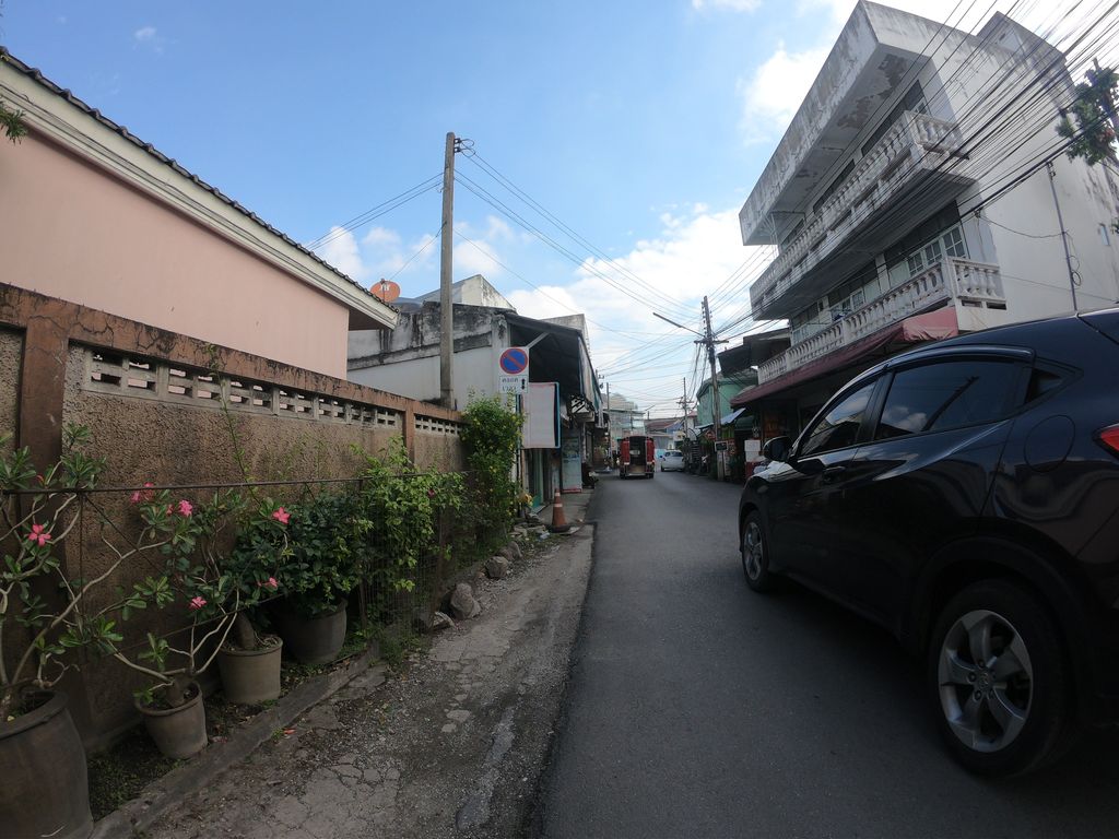 ภาพถนนตรงที่ Chala Thai Restaurant ตั้งอยู่ ถ่ายโดย chanuwath_grab พ.ศ. 2562 (2019) · A street-level view of where Chala Thai Restaurant stands, by chanuwath_grab in 2562 (2019)