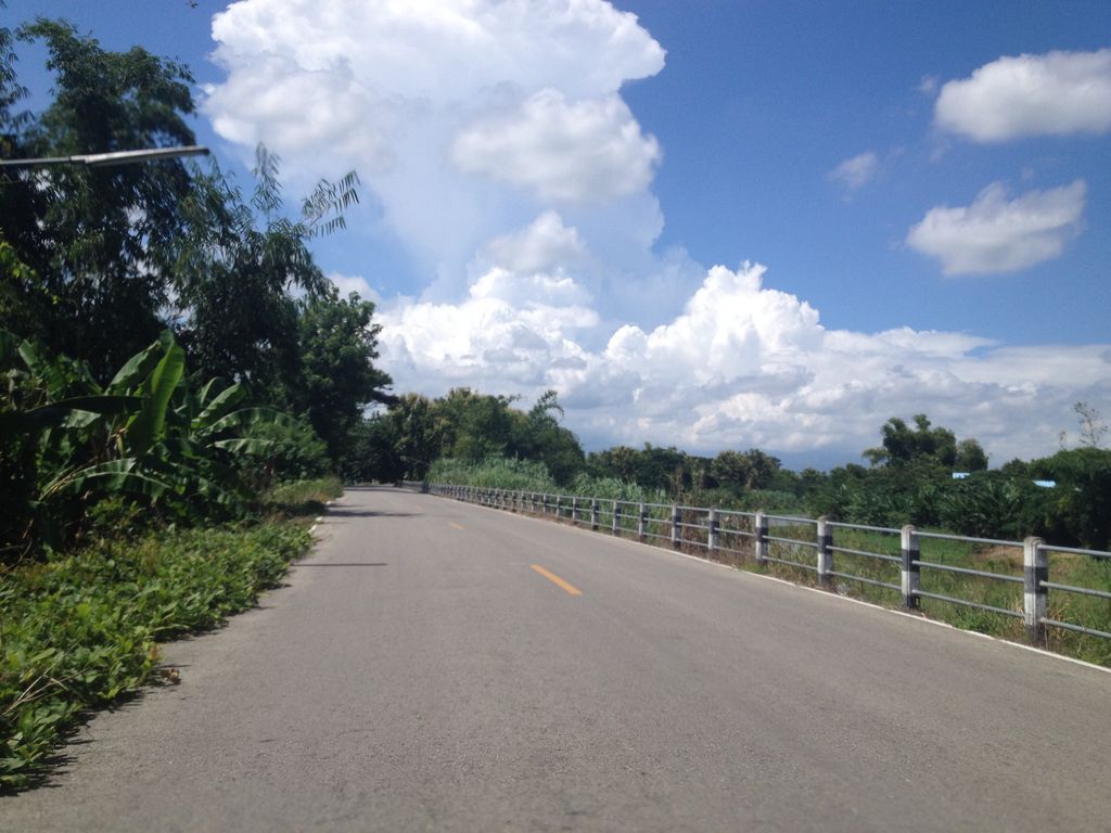 ภาพถนนตรงที่ The River Camping ตั้งอยู่ ถ่ายโดย jimwatana พ.ศ. 2558 (2015) · A street-level view of where The River Camping stands, by jimwatana in 2558 (2015)