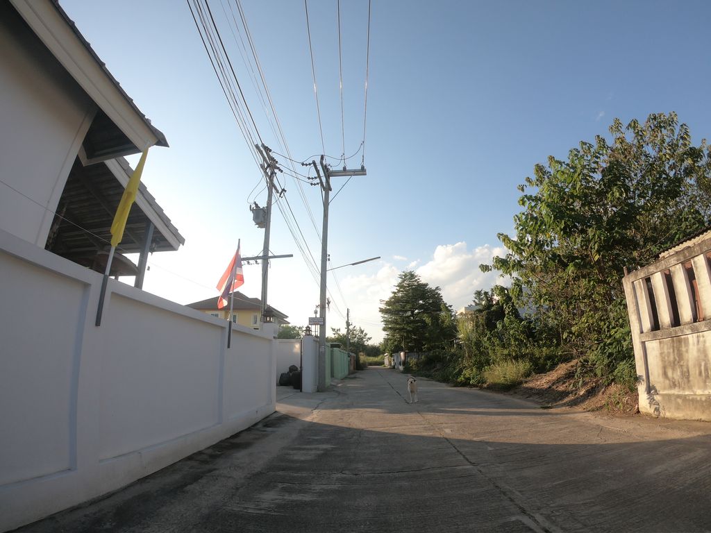ภาพถนนตรงที่ On Road House ตั้งอยู่ ถ่ายโดย chanuwath_grab พ.ศ. 2562 (2019) · A street-level view of where On Road House stands, by chanuwath_grab in 2562 (2019)