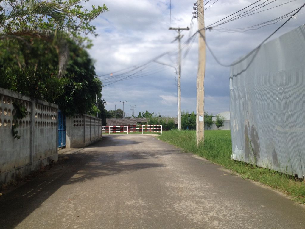 ภาพถนนตรงที่ ครัว บ้านบูม Krua Baan Boom. ตั้งอยู่ ถ่ายโดย jimwatana พ.ศ. 2558 (2015) · A street-level view of where ครัว บ้านบูม Krua Baan Boom. stands, by jimwatana in 2558 (2015)