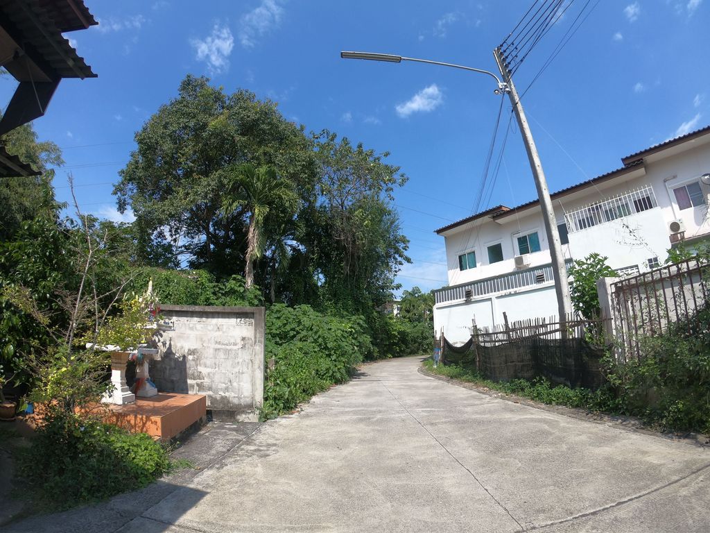 ภาพถนนตรงที่ Babydogs Chiangmai ตั้งอยู่ ถ่ายโดย chanuwath_grab พ.ศ. 2562 (2019) · A street-level view of where Babydogs Chiangmai stands, by chanuwath_grab in 2562 (2019)