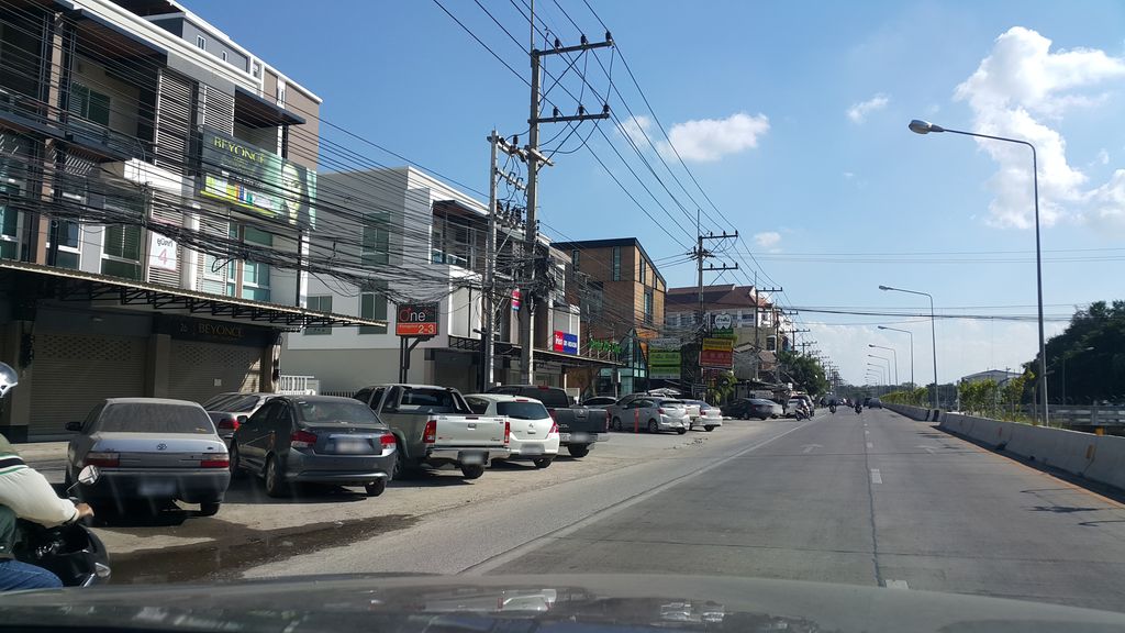 ภาพถนนตรงที่ นิวเบรน ตั้งอยู่ ถ่ายโดย jrcarlsen พ.ศ. 2559 (2016) · A street-level view of where นิวเบรน · New Brain stands, by jrcarlsen in 2559 (2016)