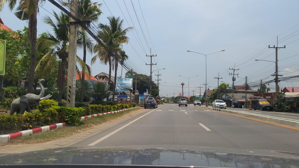 ภาพถนนตรงที่ สำนักงานเขตพื้นที่การศึกษาประถมศึกษาเชียงใหม่ เขต 2 ตั้งอยู่ ถ่ายโดย jrcarlsen พ.ศ. 2565 (2022) · A street-level view of where สำนักงานเขตพื้นที่การศึกษาประถมศึกษาเชียงใหม่ เขต 2 · Samnakngan Khetphuenthi Kansueksa Prathomsueksa Chiang Mai Khet 2 stands, by jrcarlsen in 2565 (2022)