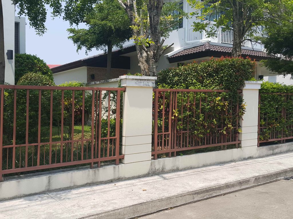 ภาพถนนตรงที่ รถเช่าเชียงใหม่ NG carrent ตั้งอยู่ ถ่ายโดย jrcarlsen พ.ศ. 2558 (2015) · A street-level view of where รถเช่าเชียงใหม่ NG carrent stands, by jrcarlsen in 2558 (2015)