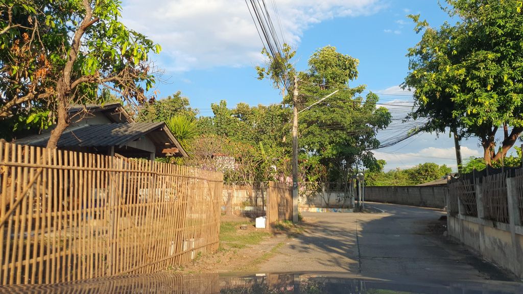 ภาพถนนตรงที่ ซุ้มไก่ชนลูกน้ำฝาง ดอยสะเก็ด ตั้งอยู่ ถ่ายโดย jrcarlsen พ.ศ. 2564 (2021) · A street-level view of where ซุ้มไก่ชนลูกน้ำฝาง ดอยสะเก็ด · Sumkaichon Luk Nam Fang Doi Saket stands, by jrcarlsen in 2564 (2021)