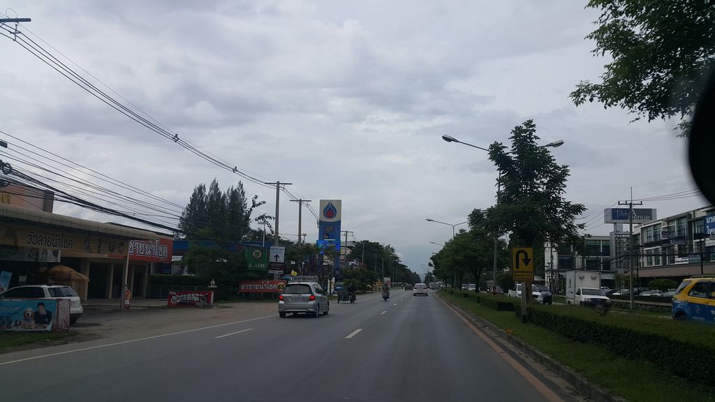 ภาพถนนตรงที่ ร้านแสนสิริ ศูนย์รวมผ้าปู ผ้านวม โตโต้ โลตัส เจสสิก้า ทิวลิป ตั้งอยู่ ถ่ายโดย jrcarlsen พ.ศ. 2559 (2016) · A street-level view of where ร้านแสนสิริ ศูนย์รวมผ้าปู ผ้านวม โตโต้ โลตัส เจสสิก้า ทิวลิป · Ran Saen Siri Sun Ruam Pha Pu Phanuam Toto Lotus Chetsika Thiolip stands, by jrcarlsen in 2559 (2016)