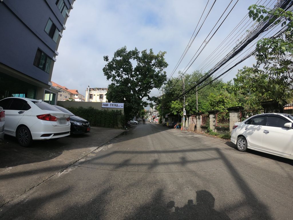 ภาพถนนตรงที่ กะเพราถาด ตั้งอยู่ ถ่ายโดย chanuwath_grab พ.ศ. 2562 (2019) · A street-level view of where กะเพราถาด · Kaphraothat stands, by chanuwath_grab in 2562 (2019)