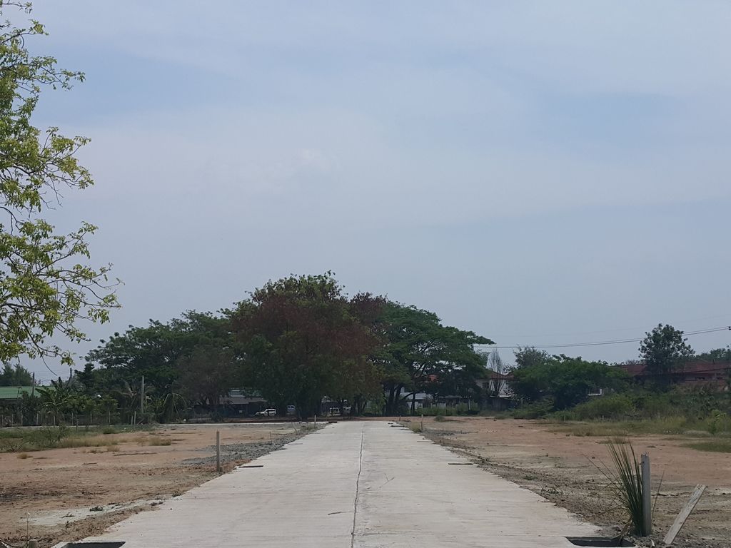 ภาพถนนตรงที่ บ้านใหญ่ยาวราวสัตว์ป่า ตั้งอยู่ ถ่ายโดย jrcarlsen พ.ศ. 2559 (2016) · A street-level view of where บ้านใหญ่ยาวราวสัตว์ป่า · Ban Yai Yao Rao Satpa stands, by jrcarlsen in 2559 (2016)