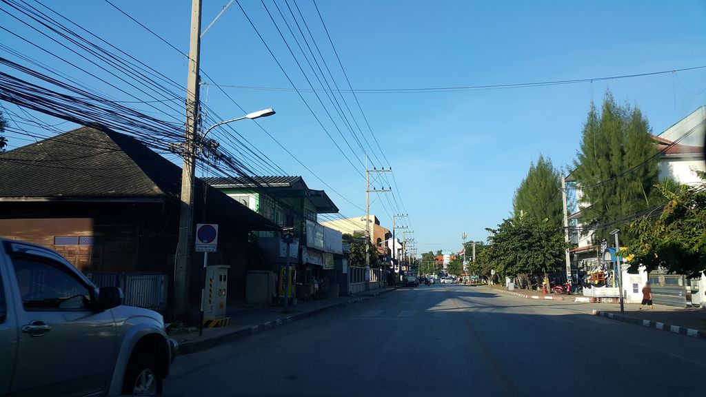 ภาพถนนตรงที่ Lyceum Camp At Lamphun ตั้งอยู่ ถ่ายโดย jrcarlsen พ.ศ. 2559 (2016) · A street-level view of where Lyceum Camp At Lamphun stands, by jrcarlsen in 2559 (2016)