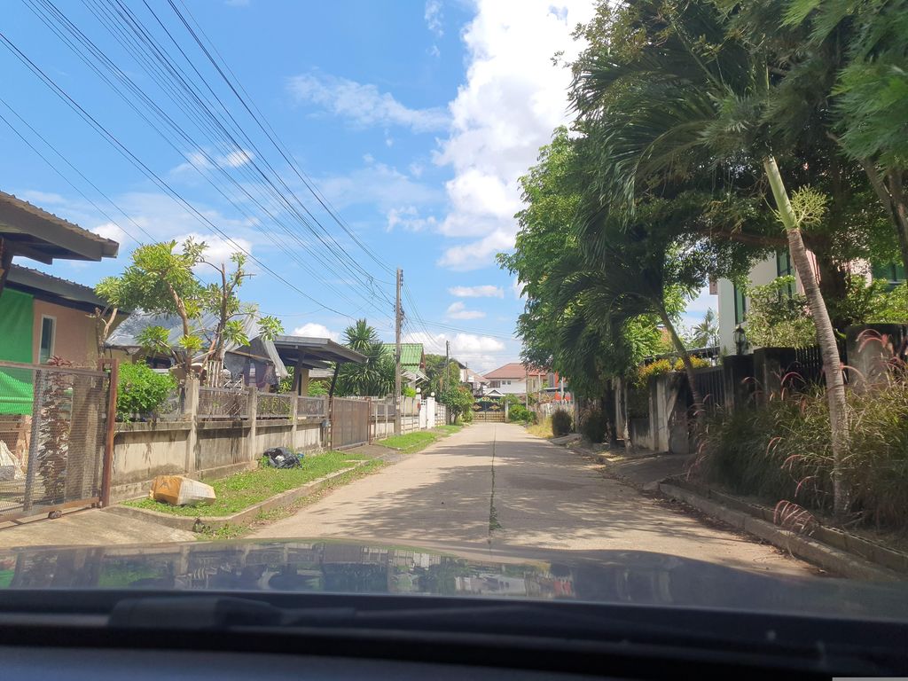 ภาพถนนตรงที่ Keep in touch ตั้งอยู่ ถ่ายโดย jrcarlsen พ.ศ. 2566 (2023) · A street-level view of where Keep in touch stands, by jrcarlsen in 2566 (2023)