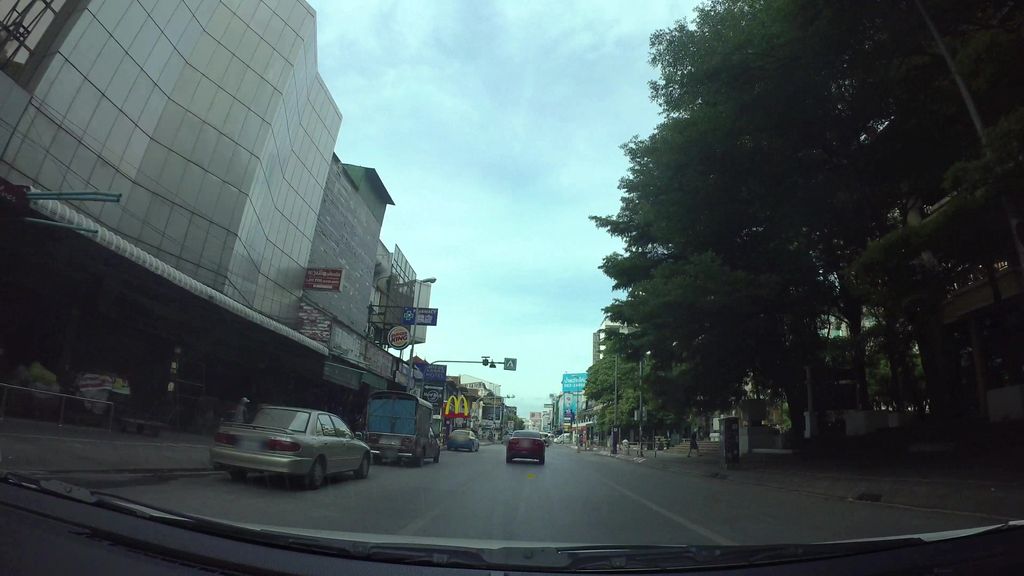 ภาพถนนตรงที่ Lanna Silver Night Bazaar ตั้งอยู่ ถ่ายโดย kaart_3 พ.ศ. 2562 (2019) · A street-level view of where Lanna Silver Night Bazaar stands, by kaart_3 in 2562 (2019)