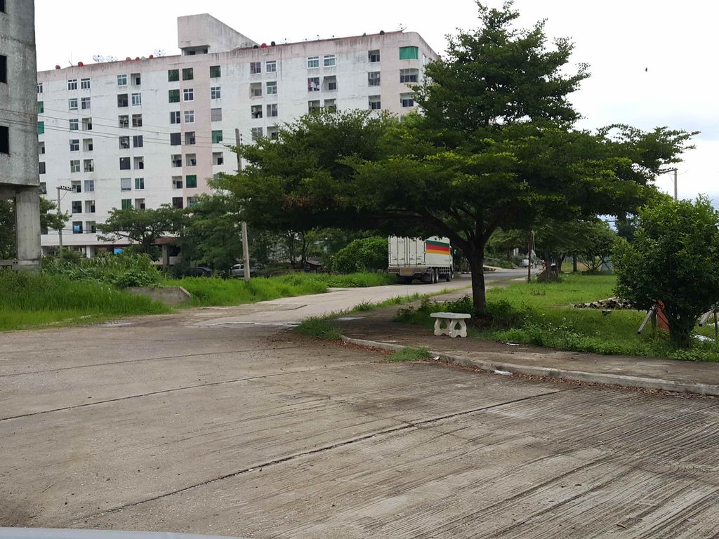 ภาพถนนตรงที่ Heisinus.cafe ตั้งอยู่ ถ่ายโดย jrcarlsen พ.ศ. 2558 (2015) · A street-level view of where Heisinus.cafe stands, by jrcarlsen in 2558 (2015)
