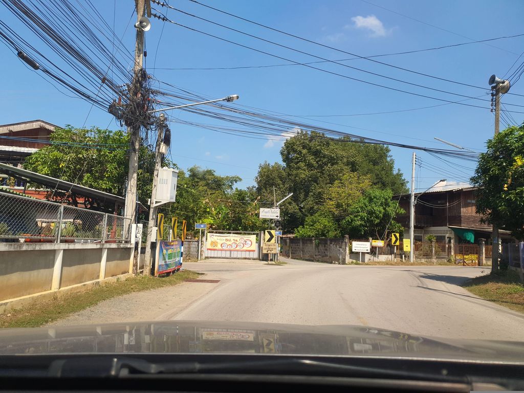 ภาพถนนตรงที่ BigBuddy Coffee ตั้งอยู่ ถ่ายโดย jrcarlsen พ.ศ. 2566 (2023) · A street-level view of where BigBuddy Coffee stands, by jrcarlsen in 2566 (2023)