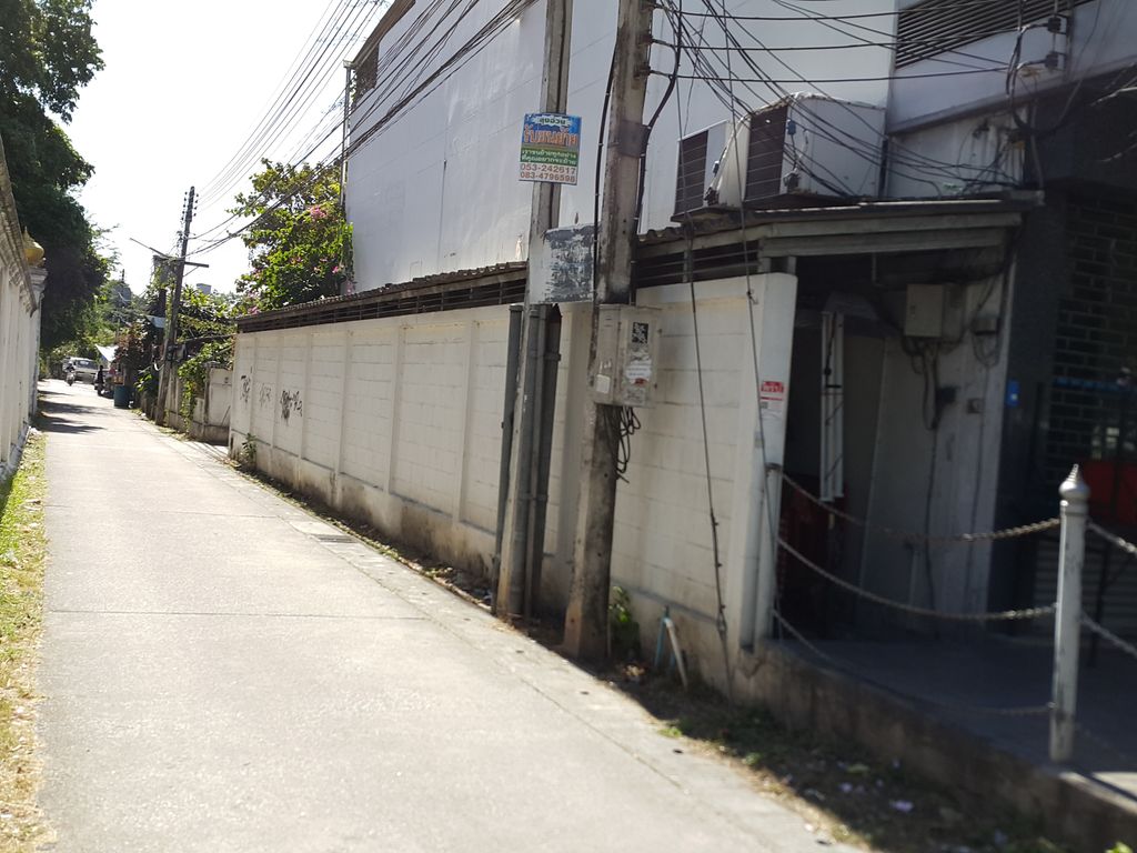ภาพถนนตรงที่ Noel Dent clinic ทำฟัน จัดฟัน เชียงใหม่ แจ่งศรีภูมิ ตั้งอยู่ ถ่ายโดย jrcarlsen พ.ศ. 2558 (2015) · A street-level view of where Noel Dent clinic ทำฟัน จัดฟัน เชียงใหม่ แจ่งศรีภูมิ stands, by jrcarlsen in 2558 (2015)
