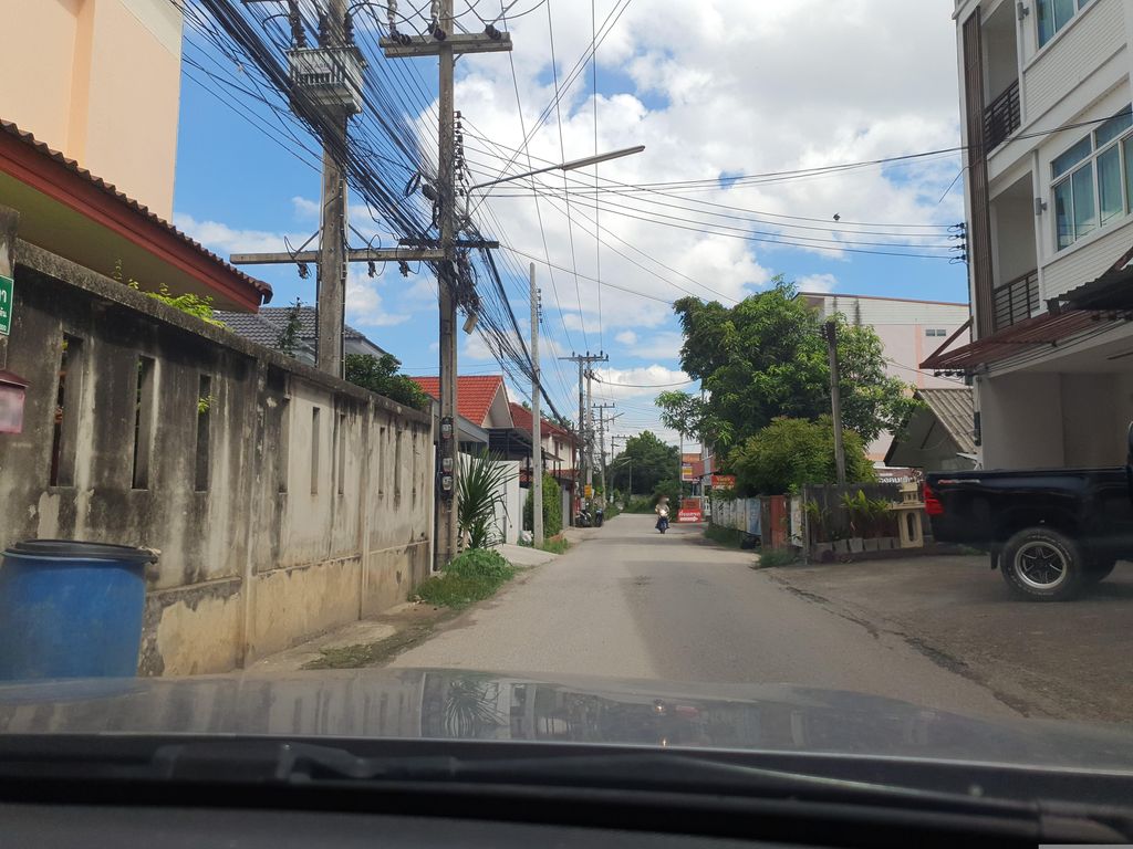 ภาพถนนตรงที่ Oabgod Studio Cafe ตั้งอยู่ ถ่ายโดย jrcarlsen พ.ศ. 2566 (2023) · A street-level view of where Oabgod Studio Cafe stands, by jrcarlsen in 2566 (2023)