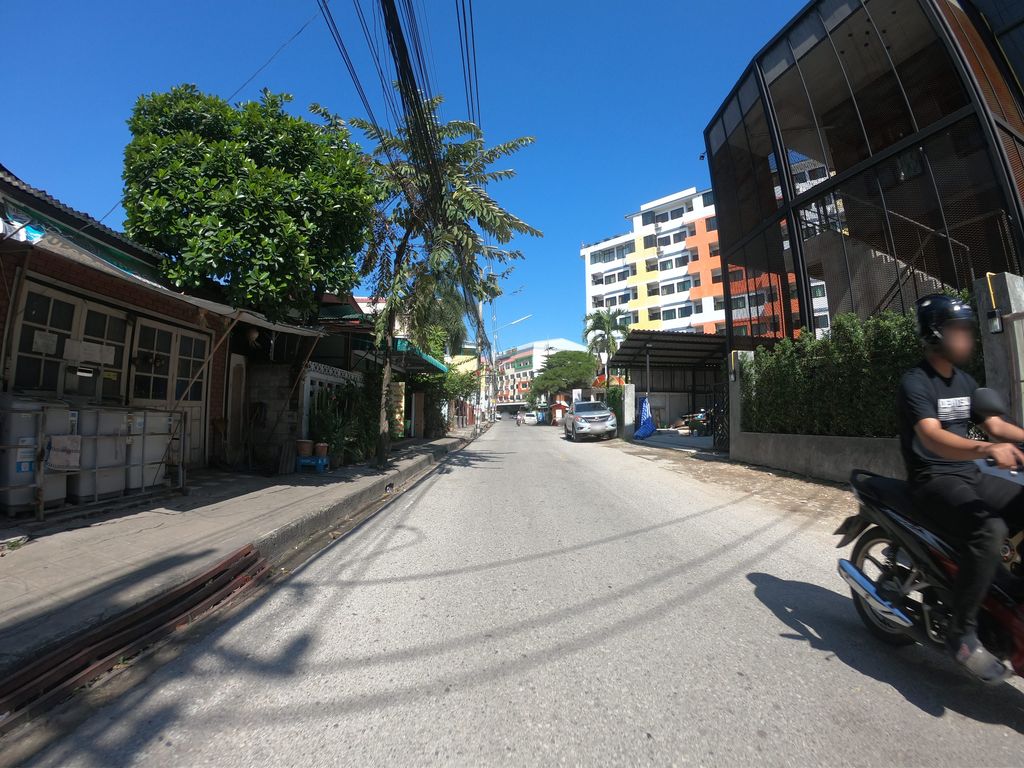 ภาพถนนตรงที่ Jenjii Hostel & Cafe Chiangmai ตั้งอยู่ ถ่ายโดย chanuwath_grab พ.ศ. 2562 (2019) · A street-level view of where Jenjii Hostel & Cafe Chiangmai stands, by chanuwath_grab in 2562 (2019)