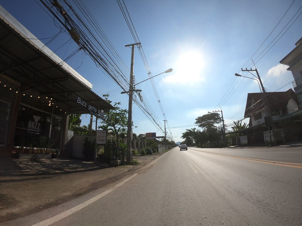 ภาพถนนตรงที่ Buzz getta buzz Specialty Coffee ตั้งอยู่ ถ่ายโดย chanuwath_grab พ.ศ. 2562 (2019) · A street-level view of where Buzz getta buzz Specialty Coffee stands, by chanuwath_grab in 2562 (2019)