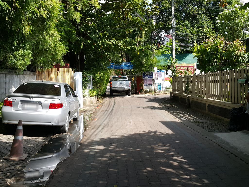 ภาพถนนตรงที่ The Yard Chiang Mai ตั้งอยู่ ถ่ายโดย jrcarlsen พ.ศ. 2558 (2015) · A street-level view of where The Yard Chiang Mai stands, by jrcarlsen in 2558 (2015)
