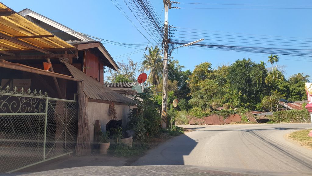 ภาพถนนตรงที่ Wat Phaya Chomphu ตั้งอยู่ ถ่ายโดย jrcarlsen พ.ศ. 2565 (2022) · A street-level view of where Wat Phaya Chomphu stands, by jrcarlsen in 2565 (2022)