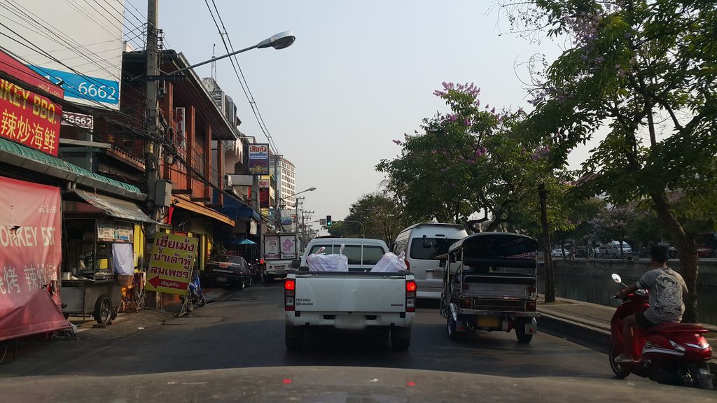 ภาพถนนตรงที่ THUUB Bar ตั้งอยู่ ถ่ายโดย jrcarlsen พ.ศ. 2560 (2017) · A street-level view of where THUUB Bar stands, by jrcarlsen in 2560 (2017)