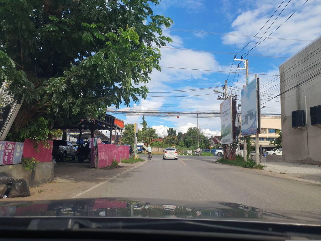 ภาพถนนตรงที่ The Phoenix Maejo ตั้งอยู่ ถ่ายโดย jrcarlsen พ.ศ. 2566 (2023) · A street-level view of where The Phoenix Maejo stands, by jrcarlsen in 2566 (2023)