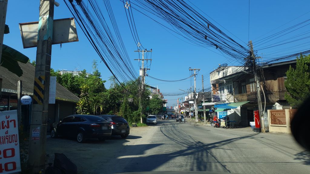 ภาพถนนตรงที่ เก๊าตุ้มบาร์เบอร์ ตั้งอยู่ ถ่ายโดย jrcarlsen พ.ศ. 2562 (2019) · A street-level view of where เก๊าตุ้มบาร์เบอร์ · Kao Tum Barber stands, by jrcarlsen in 2562 (2019)