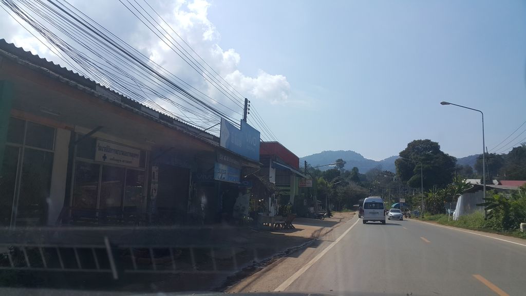 ภาพถนนตรงที่ ครัวสมบูรณ์โคตรกั๊ด ตั้งอยู่ ถ่ายโดย jrcarlsen พ.ศ. 2562 (2019) · A street-level view of where ครัวสมบูรณ์โคตรกั๊ด · Khrua Sombun Khot Kat stands, by jrcarlsen in 2562 (2019)