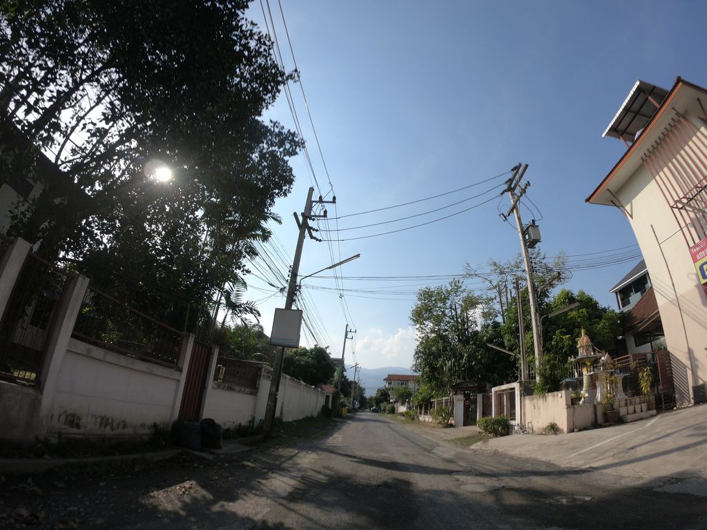 ภาพถนนตรงที่ Grand Lanna Lotus Resort ตั้งอยู่ ถ่ายโดย chanuwath_grab พ.ศ. 2562 (2019) · A street-level view of where Grand Lanna Lotus Resort stands, by chanuwath_grab in 2562 (2019)
