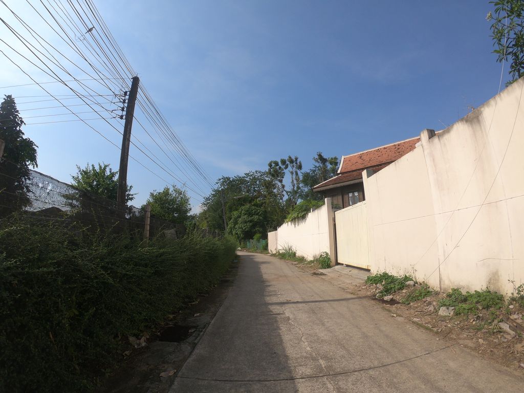 ภาพถนนตรงที่ Nakwan Cafe ตั้งอยู่ ถ่ายโดย chanuwath_grab พ.ศ. 2562 (2019) · A street-level view of where Nakwan Cafe stands, by chanuwath_grab in 2562 (2019)