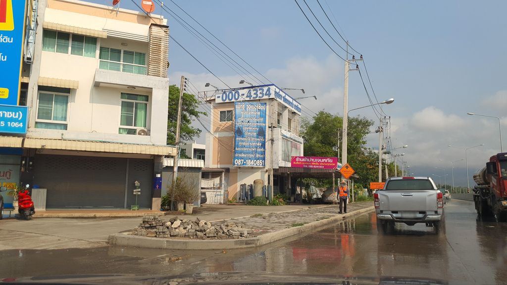 ภาพถนนตรงที่ บริษัท นิ่มลีสซิ่ง ราชพฤกษ์ ตั้งอยู่ ถ่ายโดย jrcarlsen พ.ศ. 2565 (2022) · A street-level view of where บริษัท นิ่มลีสซิ่ง ราชพฤกษ์ · Nimlitsing Ratcha Pharueka Company stands, by jrcarlsen in 2565 (2022)
