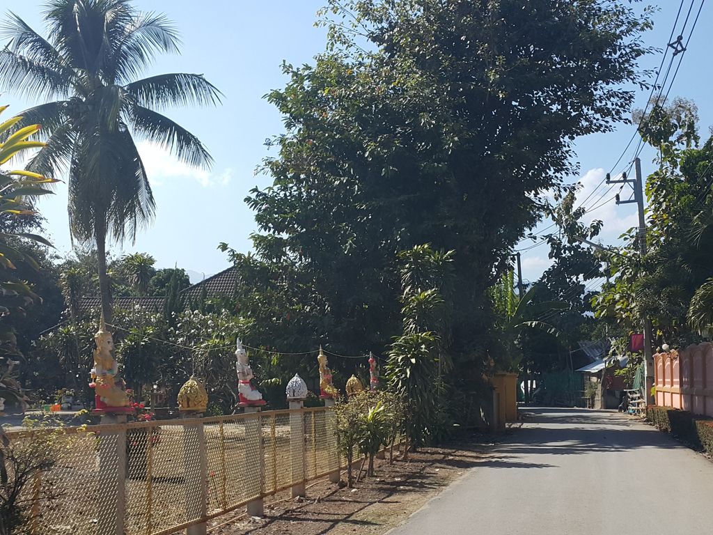 ภาพถนนตรงที่ Hitlanna/ฮีตล้านนาดนตรีพื้นเมืองเชียงใหม่ ตั้งอยู่ ถ่ายโดย jrcarlsen พ.ศ. 2558 (2015) · A street-level view of where Hitlanna/ฮีตล้านนาดนตรีพื้นเมืองเชียงใหม่ stands, by jrcarlsen in 2558 (2015)