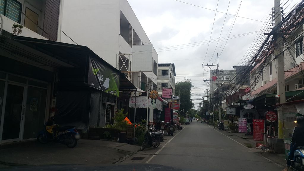 ภาพถนนตรงที่ Bannom Minimal Cafe ตั้งอยู่ ถ่ายโดย jrcarlsen พ.ศ. 2560 (2017) · A street-level view of where Bannom Minimal Cafe stands, by jrcarlsen in 2560 (2017)