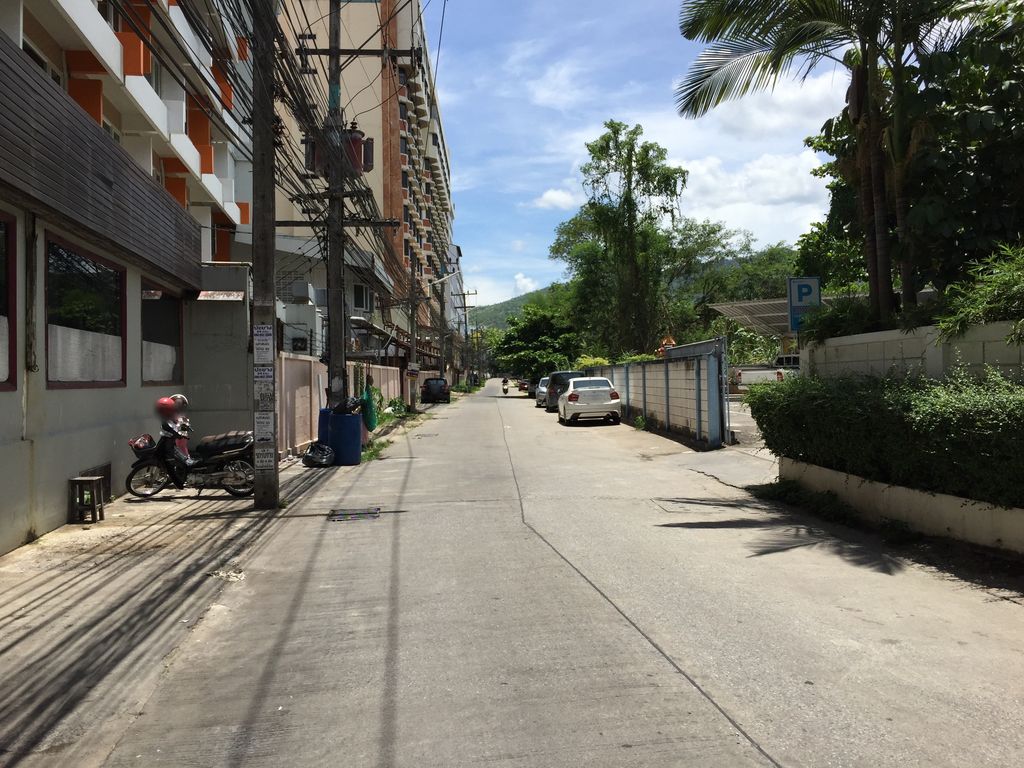 ภาพถนนตรงที่ ขส.มช. ตั้งอยู่ ถ่ายโดย alvinsj พ.ศ. 2560 (2017) · A street-level view of where ขส.มช. · Khot.mot. stands, by alvinsj in 2560 (2017)