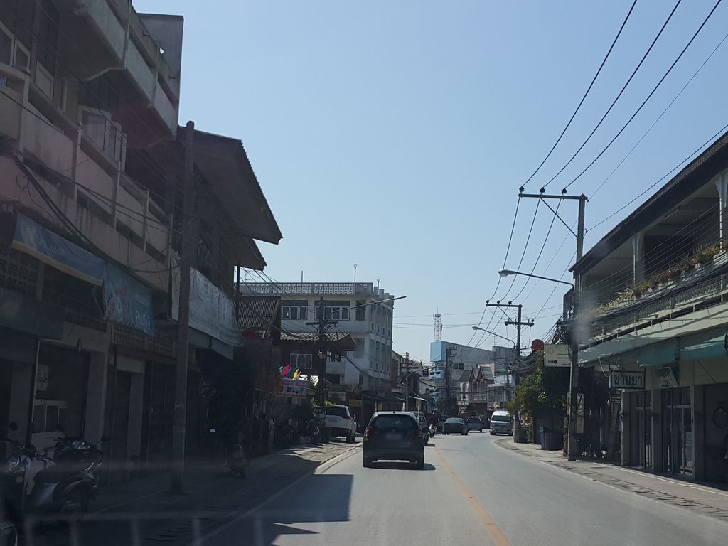 ภาพถนนตรงที่ ซาลาเปาใบหม่อน ตั้งอยู่ ถ่ายโดย jrcarlsen พ.ศ. 2559 (2016) · A street-level view of where ซาลาเปาใบหม่อน · Salapao Bai Mon stands, by jrcarlsen in 2559 (2016)