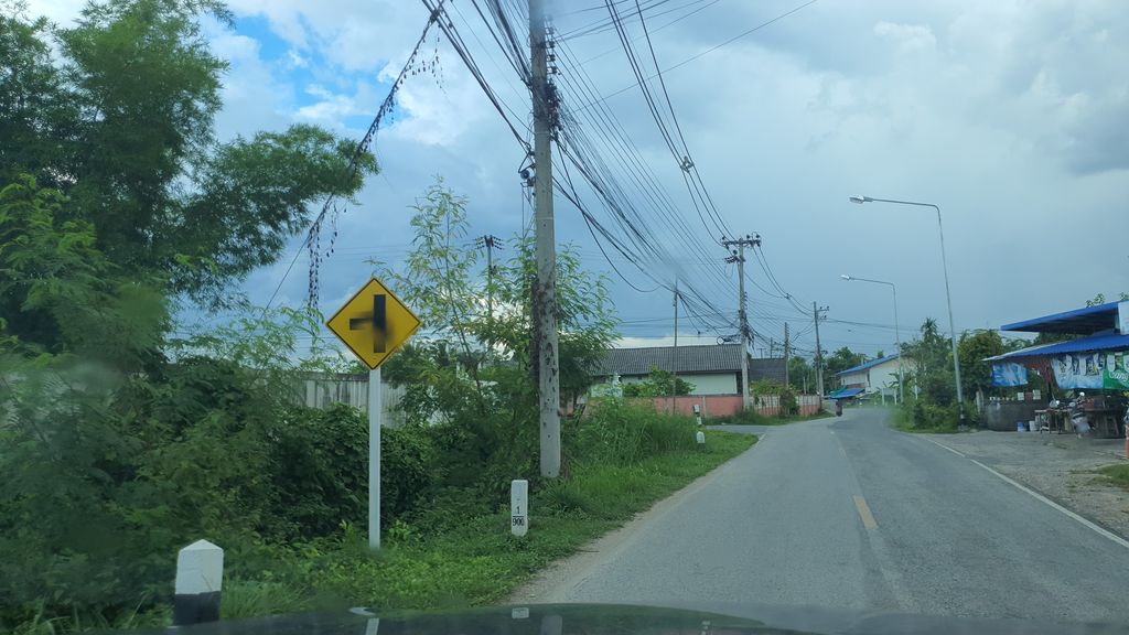 ภาพถนนตรงที่ Yamamoto Farm ตั้งอยู่ ถ่ายโดย jrcarlsen พ.ศ. 2564 (2021) · A street-level view of where Yamamoto Farm stands, by jrcarlsen in 2564 (2021)