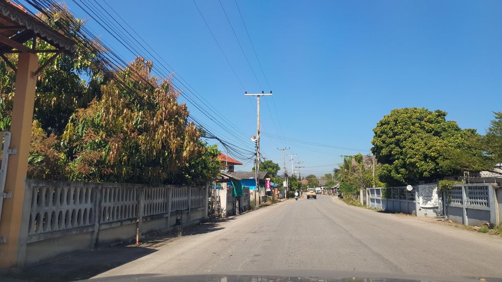 ภาพถนนตรงที่ ร้านมินท์มอสการค้า ตั้งอยู่ ถ่ายโดย jrcarlsen พ.ศ. 2565 (2022) · A street-level view of where ร้านมินท์มอสการค้า · Ran Min Mot Kankha stands, by jrcarlsen in 2565 (2022)