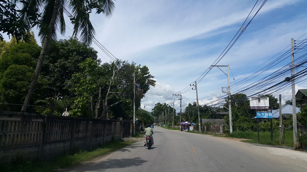 ภาพถนนตรงที่ ร้าน จันทร์ดี ไอศครีม ตั้งอยู่ ถ่ายโดย jrcarlsen พ.ศ. 2559 (2016) · A street-level view of where ร้าน จันทร์ดี ไอศครีม · Ran Chan Di Aisakhrim stands, by jrcarlsen in 2559 (2016)