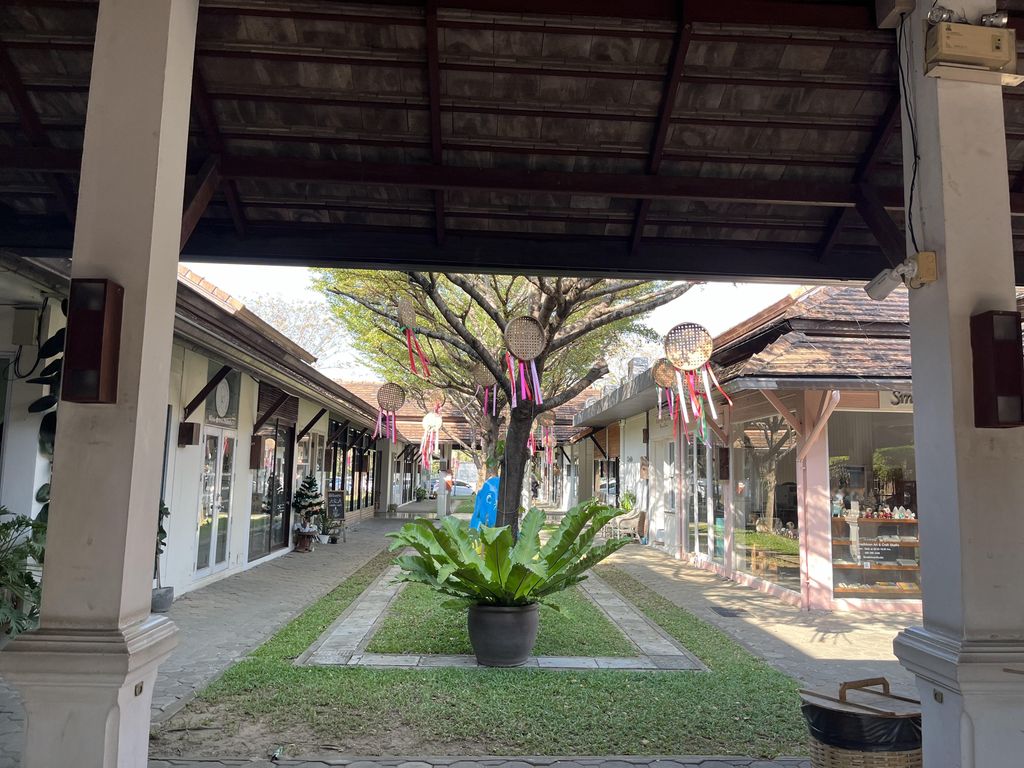ภาพถนนตรงที่ S Tree Clinical Psychology Clinic ตั้งอยู่ ถ่ายโดย rikoioii พ.ศ. 2566 (2023) · A street-level view of where S Tree Clinical Psychology Clinic stands, by rikoioii in 2566 (2023)