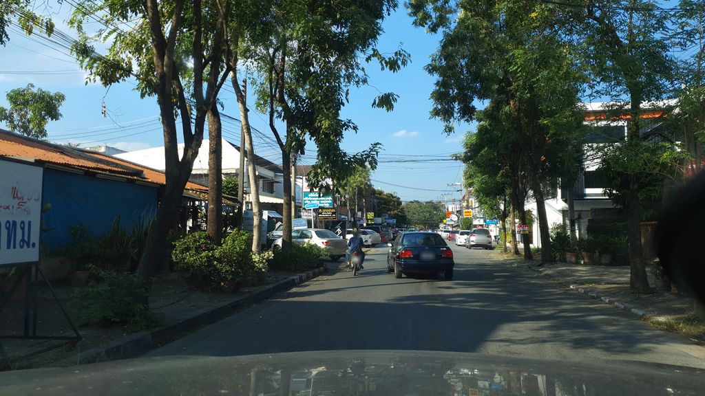 ภาพถนนตรงที่ F Plus F Hotel ตั้งอยู่ ถ่ายโดย jrcarlsen พ.ศ. 2562 (2019) · A street-level view of where F Plus F Hotel stands, by jrcarlsen in 2562 (2019)