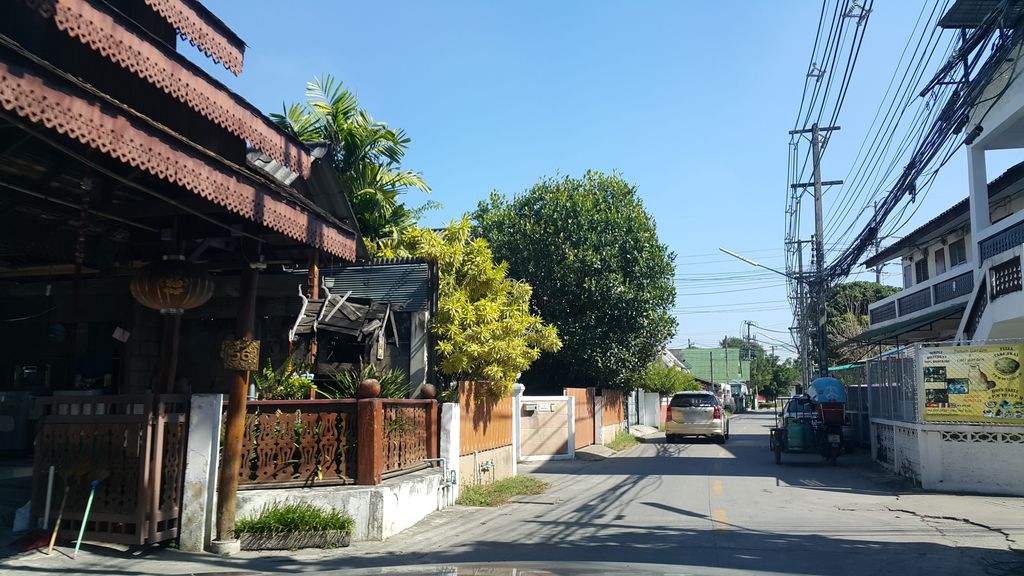 ภาพถนนตรงที่ BQ HOUSE ตั้งอยู่ ถ่ายโดย jrcarlsen พ.ศ. 2559 (2016) · A street-level view of where BQ HOUSE stands, by jrcarlsen in 2559 (2016)