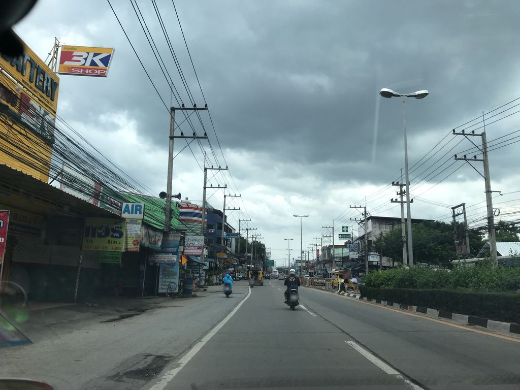 ภาพถนนตรงที่ บมจ. เงินติดล้อ สาขา ข่วงสิงห์ ตั้งอยู่ ถ่ายโดย prasert พ.ศ. 2561 (2018) · A street-level view of where บมจ. เงินติดล้อ สาขา ข่วงสิงห์ · Bamot. Ngoen Tit Lo Sakha Khwongsing stands, by prasert in 2561 (2018)