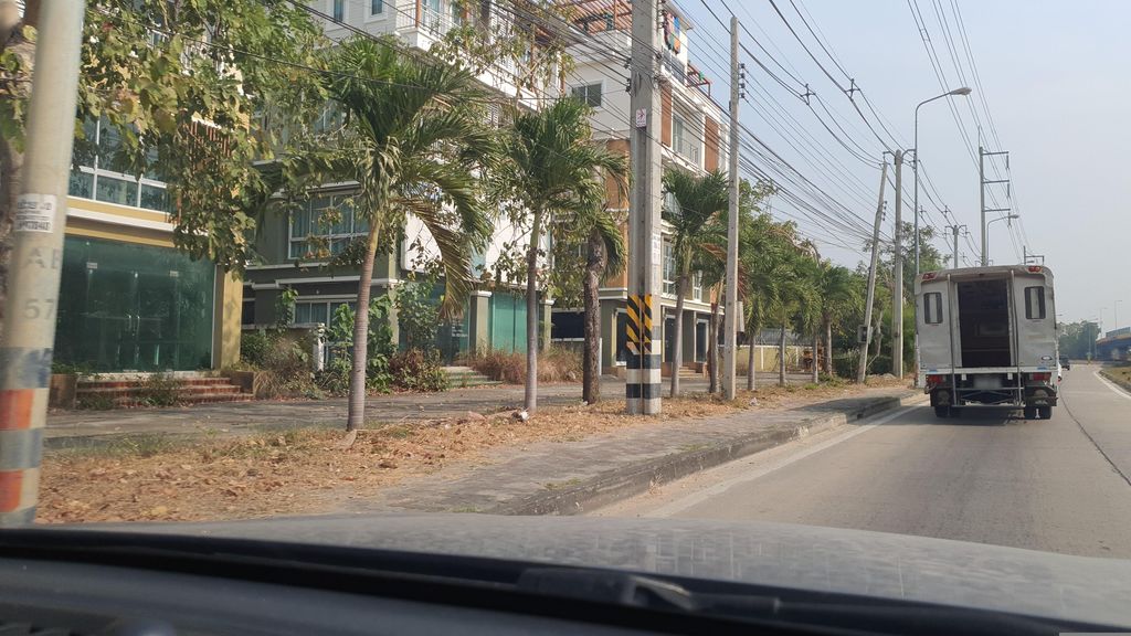 ภาพถนนตรงที่ Chiang Mai Chamber of Commerce ตั้งอยู่ ถ่ายโดย jrcarlsen พ.ศ. 2566 (2023) · A street-level view of where Chiang Mai Chamber of Commerce stands, by jrcarlsen in 2566 (2023)