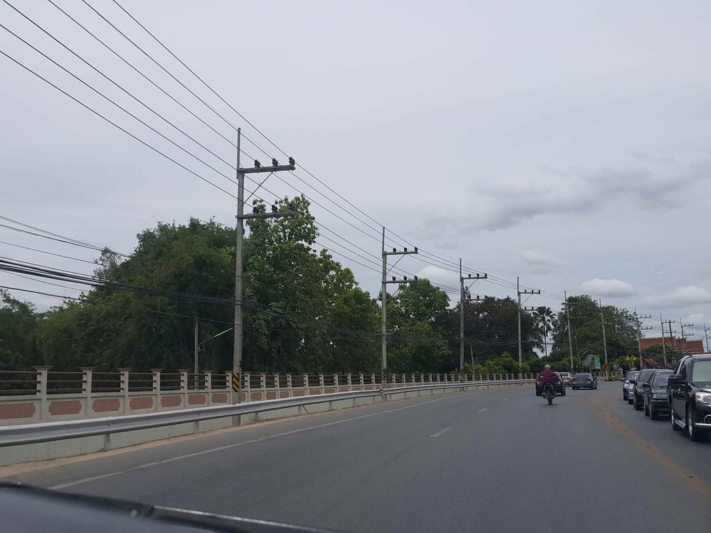 ภาพถนนตรงที่ สันป่าตองปศุสัตว์ ตั้งอยู่ ถ่ายโดย jrcarlsen พ.ศ. 2558 (2015) · A street-level view of where สันป่าตองปศุสัตว์ · San Pa Tong Pasusat stands, by jrcarlsen in 2558 (2015)